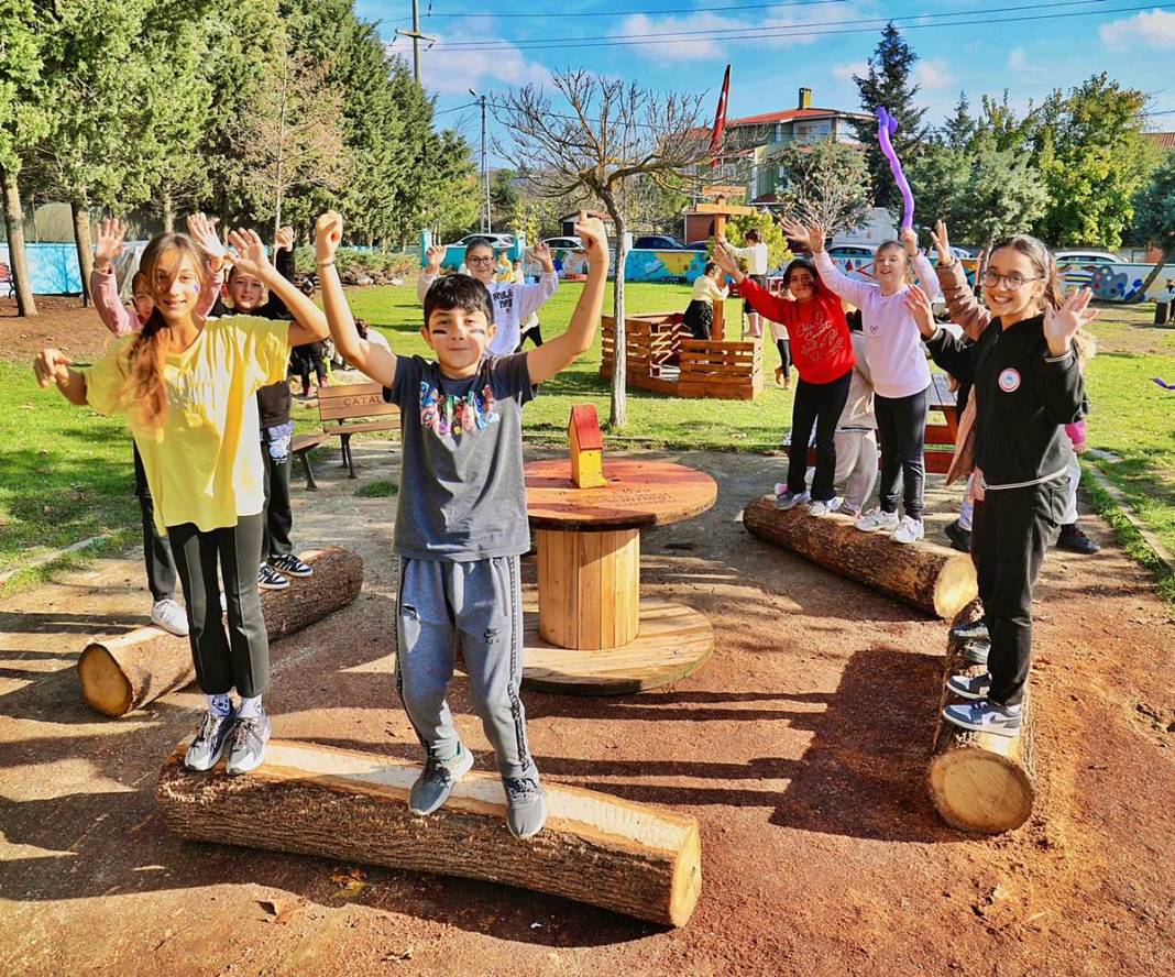 İETT'den çocuklara armağan: Eski otobüs malzemeleriyle oyun parkı yaptılar 6